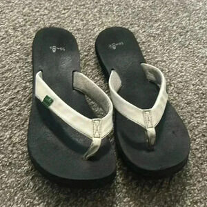 Sanuk white flip flops size 8